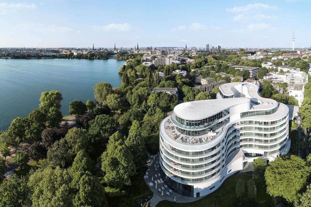 Lakeside luxury at its best: The Fontenay Hamburg
